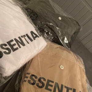 Hoodie/kofta - Hej jag fick in mina helt nya essentials Hoodies säljs pga fel storlek. De är små i Storleken och skulle rekommendera till en person som är s eller xs för en oversized look. De kostar 300kr st men säljer två för 500. Finns i färgerna grå svart beige vit