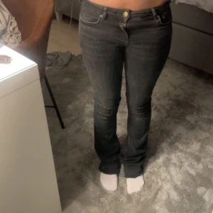 Zara jeans  - Säljer mina zara jeans som är väll använda men fortfarande i bra skick, säljer dom pågrund av att jag inte använder dom längre. Köpt för 500 