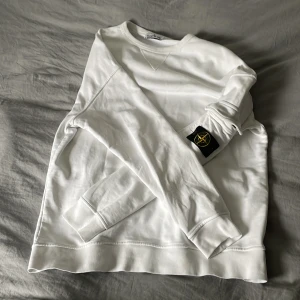 Stone island  - Säljer min Stone island hoodie, för att den är för stor på mig, skick 10/10 bara testad på. Pris kan diskuteras vid snabb affär 