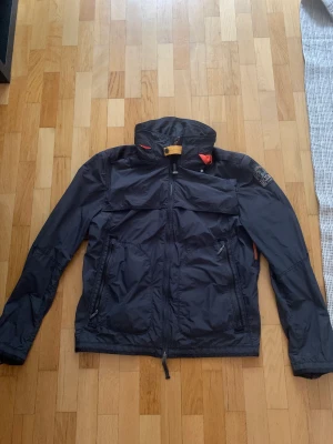 Parajumper Sommar/höst jacka  - Rätt så tunn men funkar bra o ha med en tröja under. Sitter bra o bara scanna koden för att se att den är äkta.