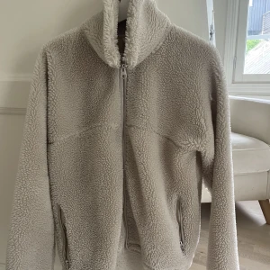 Arket Teddy jacka  - Säljer denna Teddy jacka från arket! Kommer va jätteskön o snygg nu i höst😍 pris: 350