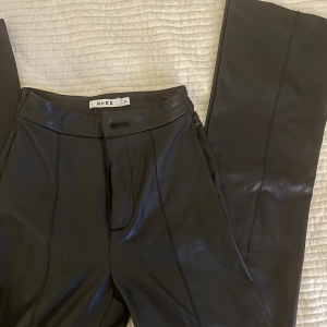 Skinnbyxor från NA-KD - Skinbyxor från nakd som sällan är använda. Byxorna är i bootcut modell och är lite tunnare än vanliga skinnbyxor. Dem är även insydda i midjan då dem var för stora för mig.