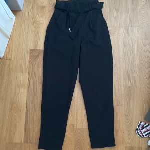 Kostymbyxor  - Högmidjade svarta kostymbyxor. Vid snabb affär kan pris diskuteras 😁😁