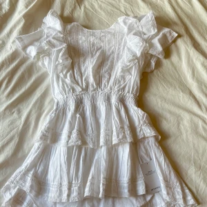 Love Shack Fancy klänning  - Helt ny, aldrig använd jättefin vit sommarklänning från love shack fancy! Köptes för 4700kr.