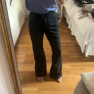 Skidbyxor h&m sport - Skidbyxor i bootcut-modell från h&m sport. Bra passform, de har blivit för stora för mig. 