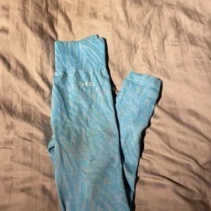 Ljusblå träningstights från aybl  - En liten scrunch på rumpan, har tyvärr en svart prick som man ser på framsidan. Annars hela och rena 🥰
