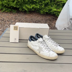 Golden goose  - Golden goose Super-star sneakers | Skick: 6/10, är sliten vid hälen på vänster sko men inget som syns vid andvändnig | storlek: 43 | Nypris: 4715 kr | Pris: 1499 | Hör av dig vid frågor eller funderingar 📩