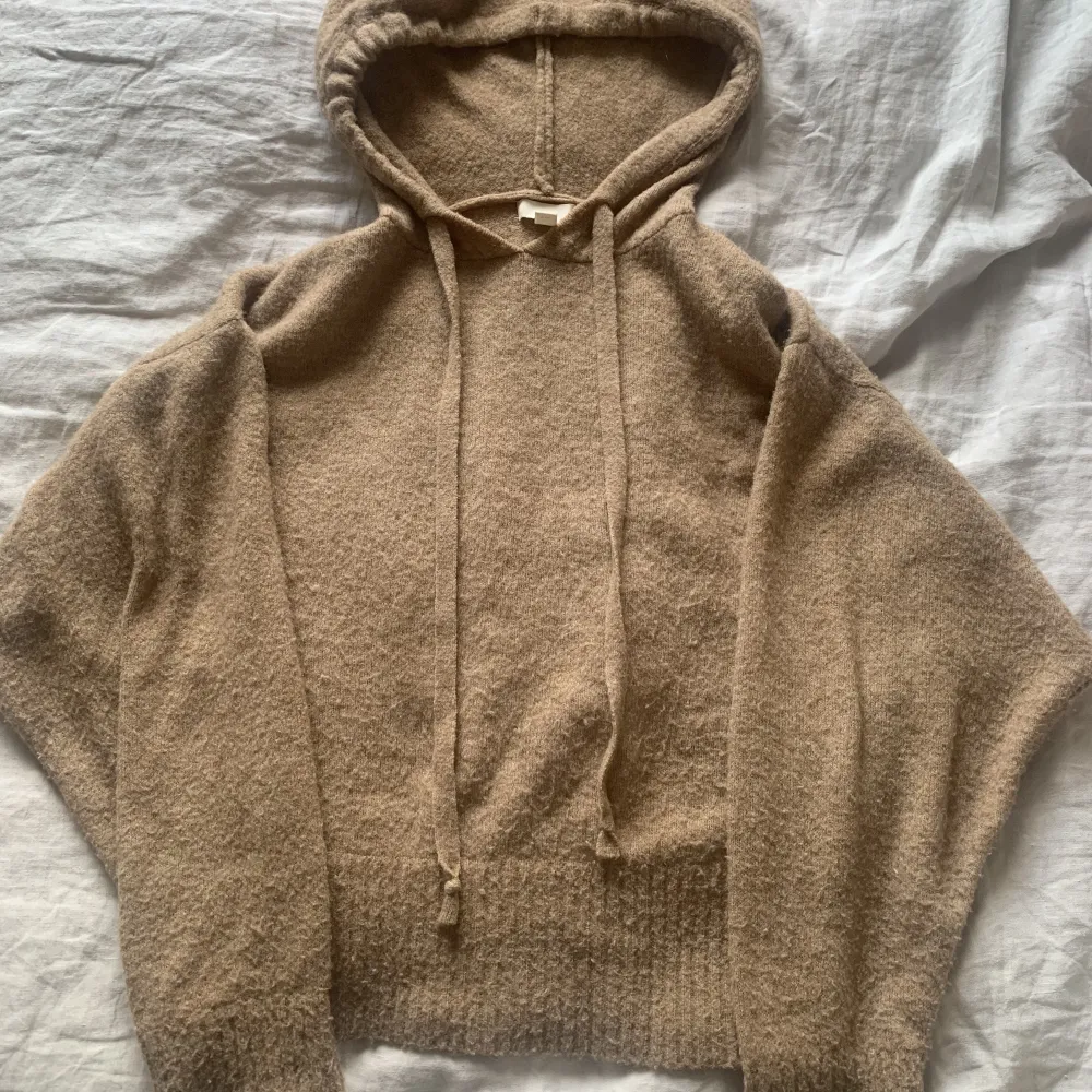 Säljer denna stickade hoodie från hm❤️den är i bra skick. Den är i storlek xs men sitter som på bilden på mig som i vanliga fall har s❤️. Stickat.