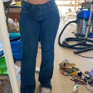 Lågmidjade jeans - Jätte fina i strl 38. (Vet inte vad de är för märke thriftade)Lite upprivna på sista bilden men inget man lägger märke till. Kan mötas upp i Umeå eller runt om. Fraktar oxå
