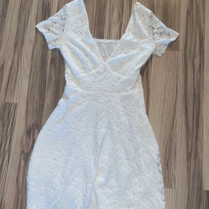 Klänning  - Jättefin klänning som använts en gång.  Passar till studenten eller som en finklänning på tex sommaren!   Köparen står för frakt💓