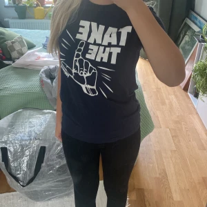 Fortnite tröja - Köpt på killavderningen men passar båda,rolig Fortnite tröja med rolig text, inte sliten ❣️ 