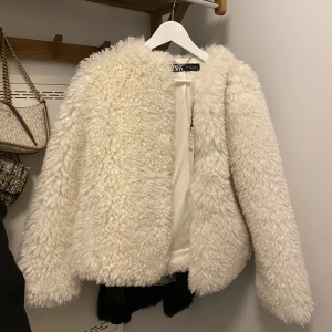 Fluffig jacka - Världens drömmigaste jacka från Zara, fortfarande prislapp kvar ☁️☁️  Strl S