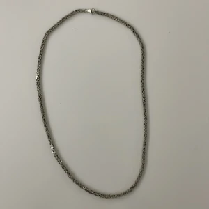  Kedja  - Säljer min kedja, mycket bra skick ✅äkta sterling silver. Skriv till mig om ni har frågor eller om ni vill ha fler bilder.