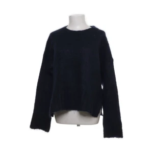 BY Malene Birger  - Mysig fin marinblå stickad från By Malene Birger. Inget tecken på slitage, alltså väldigt bra skick! ( 62% Mohair, 38% Polyamide)