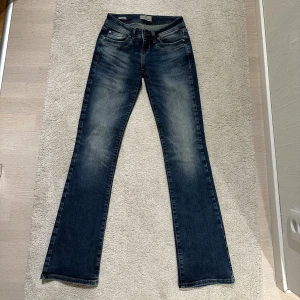 Low waist jeans  - Säljer dessa LTB jeansen i bootcut. De är i modellen Valerie. 