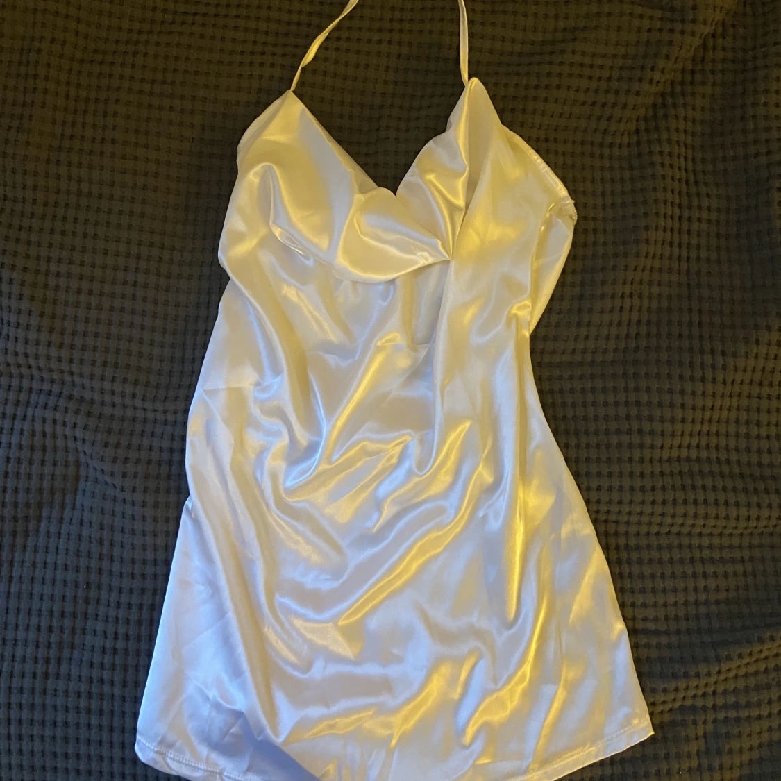 Vit satin klänning - 90