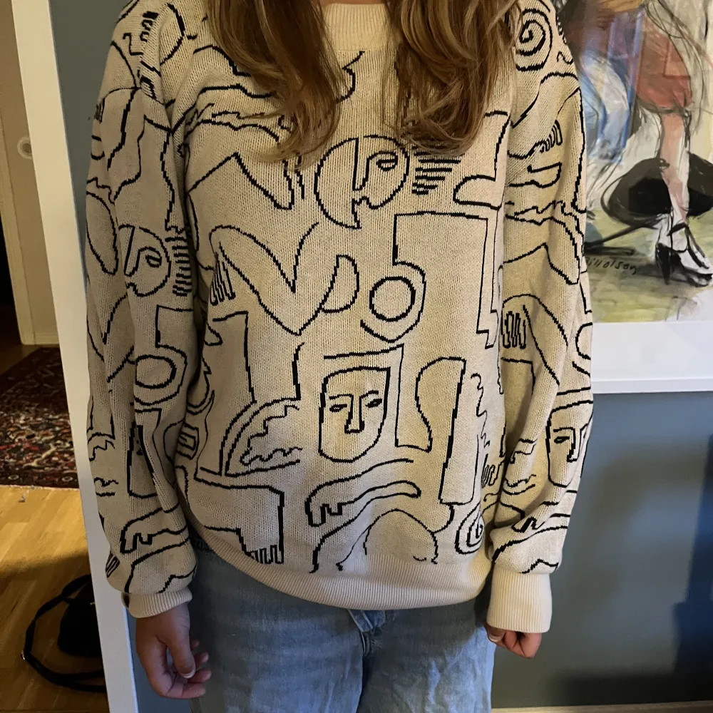 Supercool stickad tröja från Monki, storlek L men sitter superfint oversized på mig som har S i vanliga fall. . Stickat.