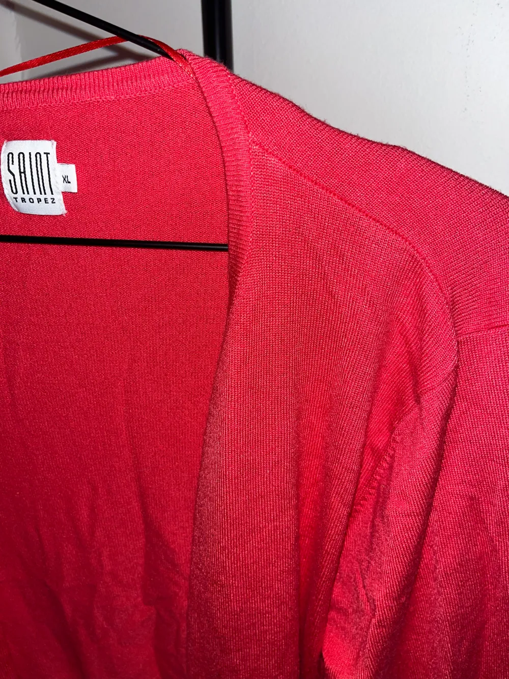 säljer denna finstickade tröjan från saint tropez. Endast använd fåtal gånger och är i superfint skick. Skriv vid intresse, pris kan diskuteras💕🫶. Tröjor & Koftor.