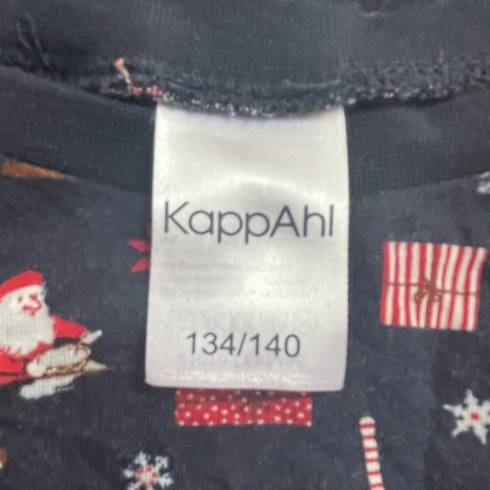 Jul pyjamas från Kappahl får både byxor och tröjan. T-shirts.