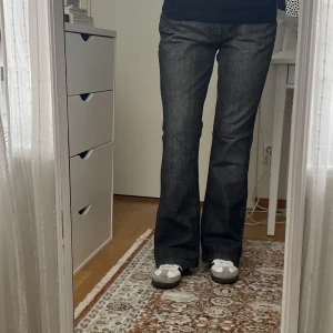 Only jeans - Vintage jeans från Only. De är stora på mig men sitter snyggt som baggy jeans. Inga defekter. Jag är 170❤️.  Midjemått: 44 cm Innerbenslängd: 82 cm Benvidd: 24 cm Om du vill ha fler bilder, var gärna specifik med vad du vill ha bild på❤️🫶🏻🥰. 