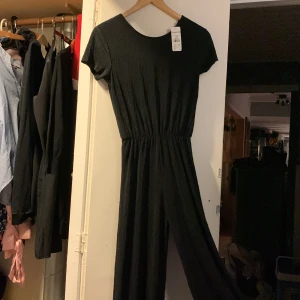 Heldress  - En svart heldress,jag drycker den är lite lång för mig som är ca 155.den är aldrig använd. Från kappAhl