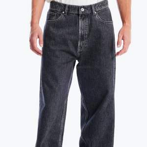 Säljer ett par baggy svarta jeans från carlings köpte dem för 700kr och säljer dem för 150kr, hör av dig vid frågor :))