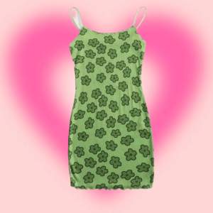 Kort söt klänning med gröna blommor 