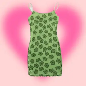 Kort söt klänning med gröna blommor 