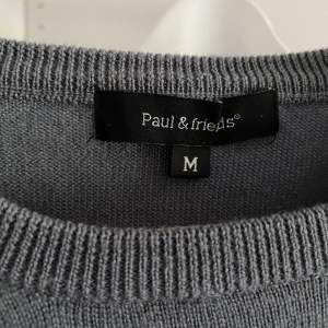 Säljer denna feta tröja ifrån Paul & friends. Tröjan är 100% merinoull och den har 9/10 skick. De läder märken vid armbågarna. Nypris runt 1000. Skriv vid funderingar!!