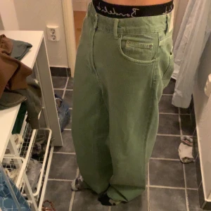 Baggy jeans  - Baggy jeans använda ett fåtal gånger väldigt sköna o märks att de är bra material, kom privat vid funderingar eller om du vill ha fler bilder 