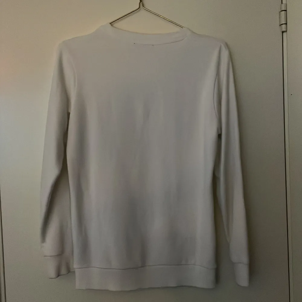 Säljer min vita Balmain tröja. Den är köpt på Farfetch. Str 14y/xs. Cond: 9/10 Ny pris: 3800kr Mitt pris: 500. Tröjor & Koftor.