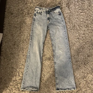Mid waist jeans - super fina ljusblåa jeans me små detaljer på! Dom är bootcut!! Säljer pga av att de inte passar ❤️