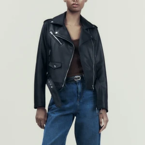 Zara läderjacka  - Supersnygg läderjacka från Zara💕Använd en gång så den är som ny. Perfekt till hösten. Hade velat ha kvar men kommer ej till användning :( 