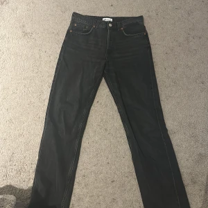 Zara jeans - Svart grå jeans fårn zara