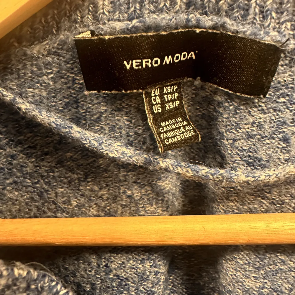 Stickad tröja i mörkblått från vero Moda!! Säljer pågrund av att jag inte passar i mörkblåa färger! . Stickat.