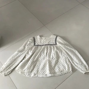 Blus - Får ingen användning av den här super snygga blusen från mango🪩 Den är köpt i våras och använd en gång på en fest 🎉  Så nyskick 💋💋