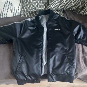Unik Nike jacka med två alternativ - En perfekt vår och höst jacka men en unik design, går att använda båda sidorna som jacka en i grå en i svart