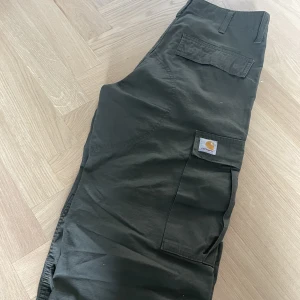 Carhartt cargo byxor - Carhartt cargo byxor i jätte gott skick storlek 28W 30L. Nästan oanvända och funkar med flera stiler. 500kr Skicka meddelande för flera bilder och info