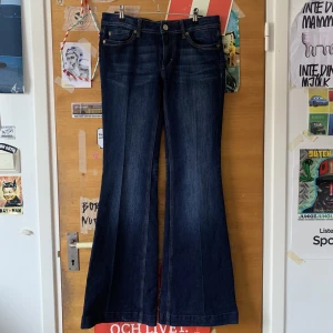 Lågmidjade jeans  - Supersnygga och perfekta för dig med längre ben som har svårt att hitta tillräckligt långa jeans! Pris kan diskuteras! (Midja: 41, ytterben: 106, Innerben: 83, bootcut bredd: 29) 
