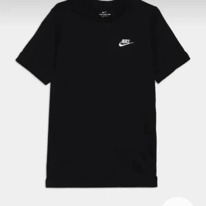 Nike Tshirt - Säljer denna nästan helt nya nike t-shirt som tyvärr inte kommer till någon använding, den är endast använd 1 gång! 