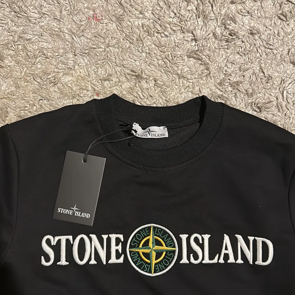 Helt sprillans ny stone island tröja i svart färg helt oanvänd!. Tröjor & Koftor.