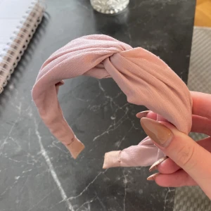 Nytt rosa diadem  - Ett diadem sol aldrig kom till användning. Frakt tillkommer 🌸💗