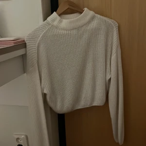 Vit ä tröja -  vit tröja, jättefint skick och endast använd ett par gånger 💕 Möts upp eller skickas, köparen står för frakt. 85 kr + frakt
