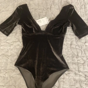 &otherstories bodysuit - Helt ny body från &otherstories.  Grön sammetstyg  Endast testat. Nypris: 490kr, pris går att diskuteras 