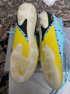 Fotbollsskor  - Nike fotbollsskor helt ny oanvänd  Storlek 42,5 men är stor i storlek  