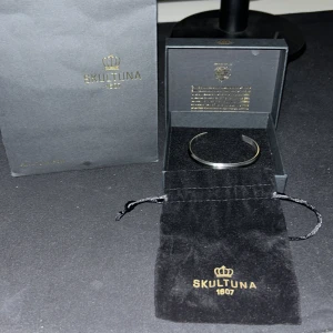 Armband skultuna - Säljer mitt armband aldrig använt !  Nypris 1100