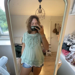 Blus  - Fin blus med volanger