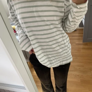 Tröja - Randig långärmad tröja som knappt är använd 