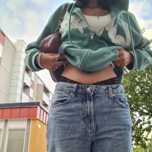 Grön tjocktröja med print - Säljer då den inte längre kommer till användning:) vid funderingar är det bara att kontakta mig💗