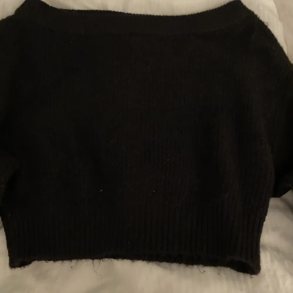 säljer denn Gina svarta h&m tröjan som man drar ner lite på ärmarna ❤️ pga kommer inte till användning och är inte min stil 🫶🏻 (pris kan diskuteras) . Tröjor & Koftor.